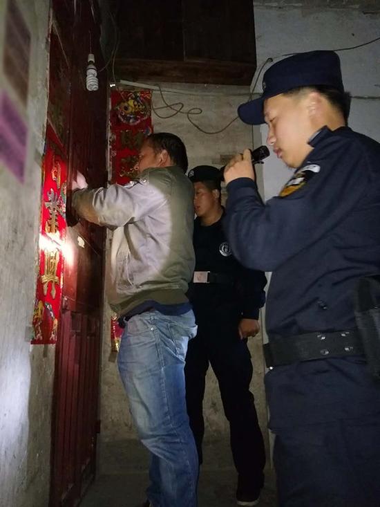 唐山粗心妈妈误将幼女锁家中 民警全城寻开锁师傅开门