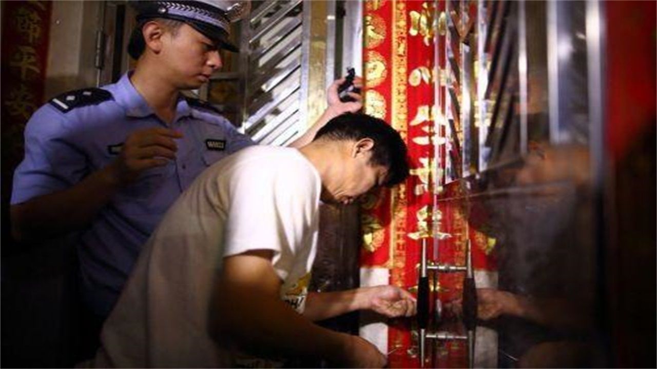 唐山请开锁师傅开了锁后，师傅为什么一般都不进门，就算主人请也不进去？